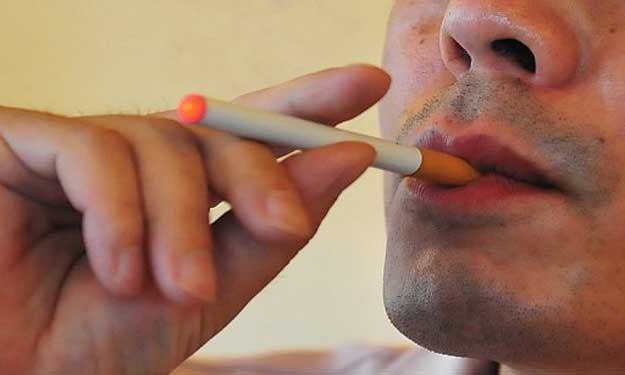 مليون فرنسي يستخدمون السيجارة الالكترونية بانتظام