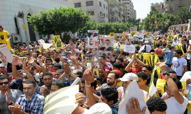أنصار مرسي بالجيزة يهتفون: ''السيسي بتجي له كوابيس