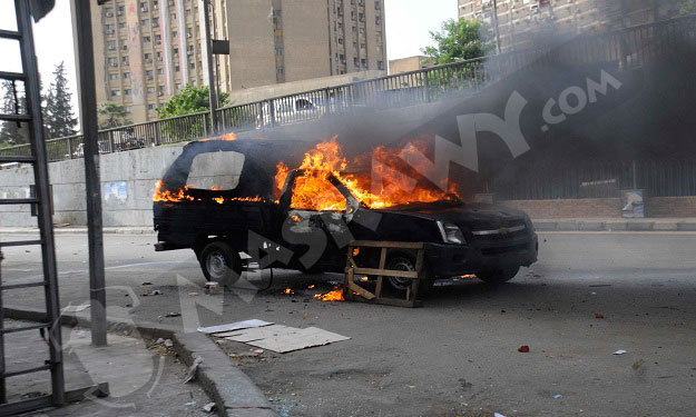 أنصار مرسي يشعلون النيران في سيارة شرطة بالمهندسين