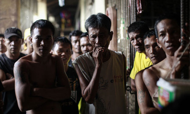 بالصور- سجناء فلبينيون يعودون لسجن من غير أسوار بع
