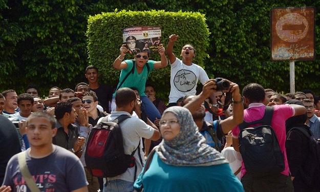 مؤيدو السيسي يرفعون الأحذية في وجه طلاب أنصار مرسي