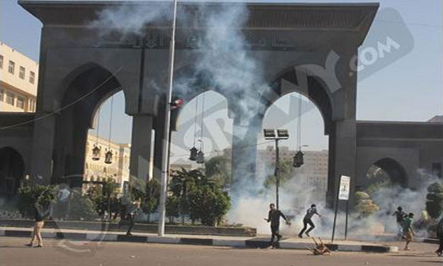 طلاب أنصار مرسي يحرقون مدرج بكلية تجارة الأزهر لمن