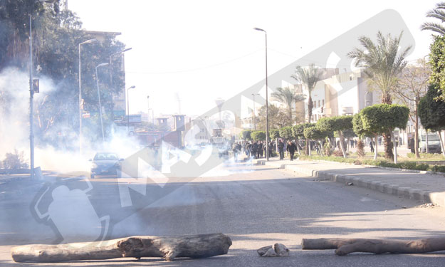 اشتباكات بالغاز والحجارة بين الأمن وطلاب المدينة ا