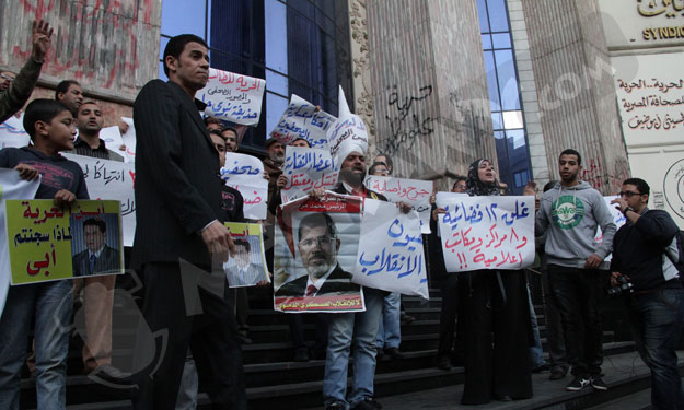 بالصور .. وقفة احتجاجية للعشرات أمام نقابة الصحفيي