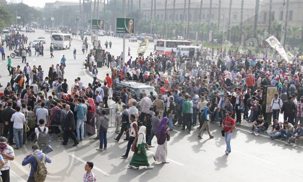 طلاب يتظاهرون أمام جامعة القاهرة ضد ''حكم العسكر''