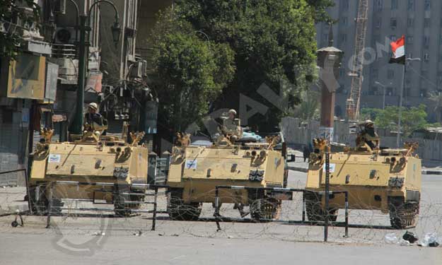 قوات الجيش تغلق ميدان التحرير أمام السيارات والمار