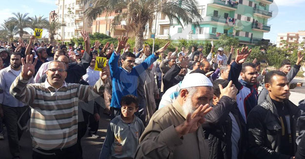 تجمع العشرات من أنصار مرسى أمام مسجد السلام وسط تك