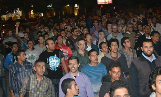 شباب الإخوان ينهون وقتهم أمام منزل ''بكار'' احتجاج