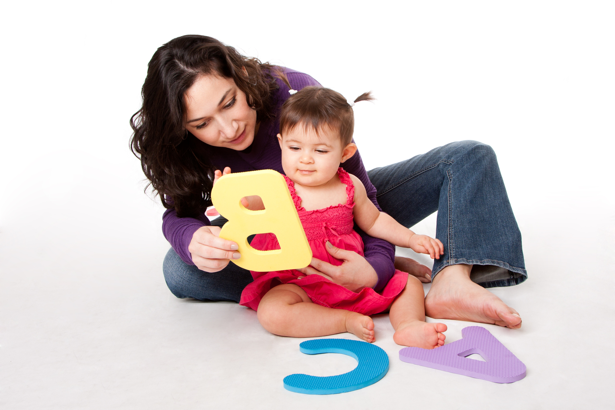 خمس خطوات لتعليم طفلك حروف الأبجدية