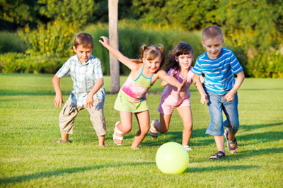 اللعب في الهواء الطلق يساعد على تقوية عظام الأطفال