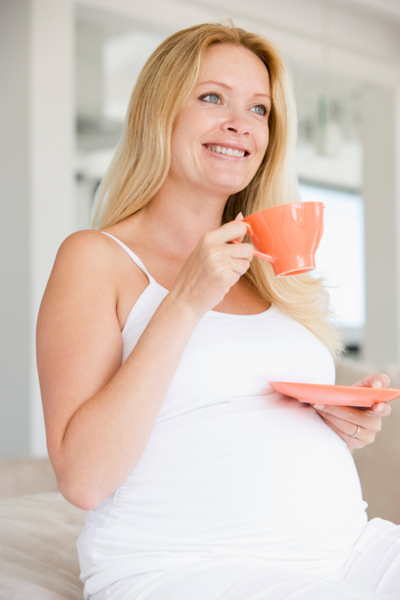هل شرب شاي الأعشاب مُضراً بصحتي أثناء الحمل؟