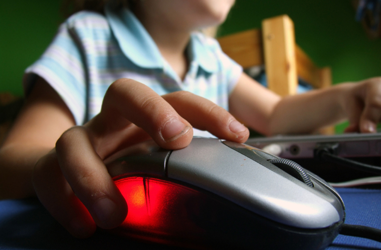 برامج الفلترة لا تكفي لحماية الأطفال على الإنترنت