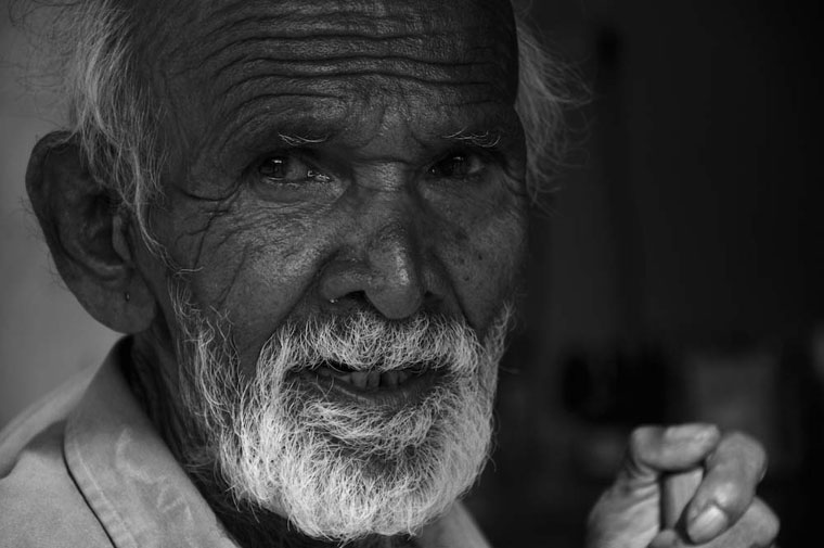 مسن سعودي يودع حياة العزوبية وهو في التسعين