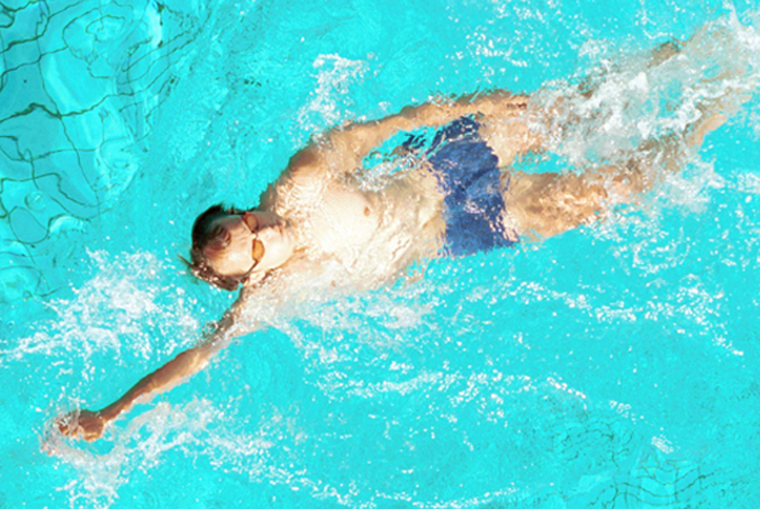السباحة تساعد في علاج الارتفاع الطفيف لضغط الدم