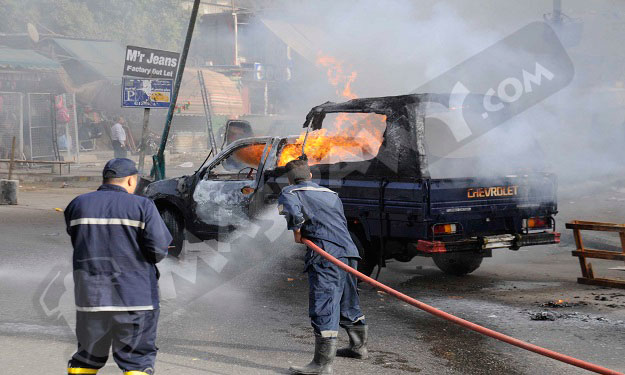 أنصار الإخوان يضرمون النيران فى سيارة شرطة ويتعدون