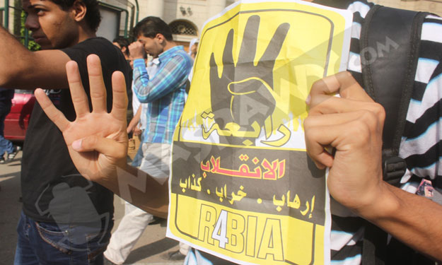طلاب أنصار الإخوان بجامعة القاهرة يقطعون شارع مراد
