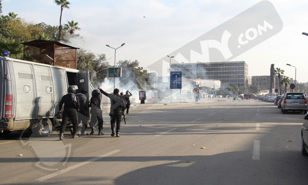 بالصور: الأمن يلقي الغاز على طلاب الإخوان بعد حرقه