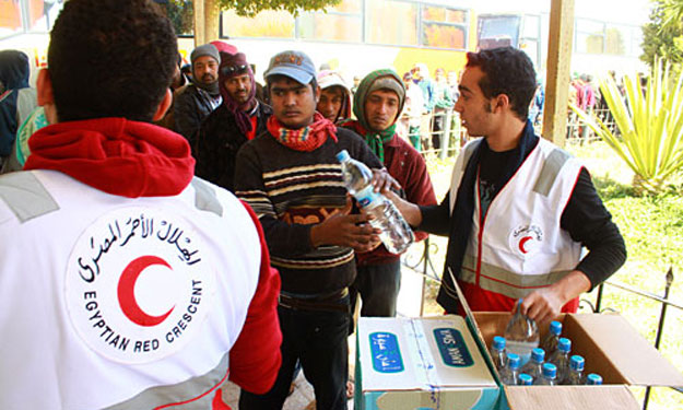 الهلال الأحمر يدفع بمتطوعين لتقديم الخدمات الطبية 