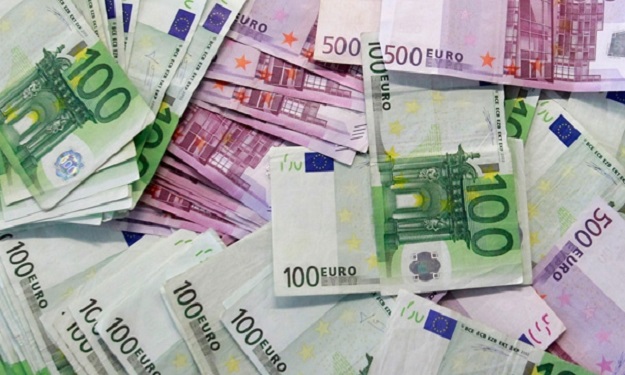 اليورو يلامس أعلى مستوى أمام الدولار بأسبوعين بعد 