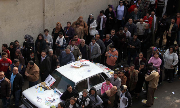 طوابير الناخبين تمتد بشارع الهرم بالرغم من تجاوز م