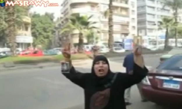 بالفيديو.. سيدة تزغرد بشارع الهرم احتفالاً بالتصوي