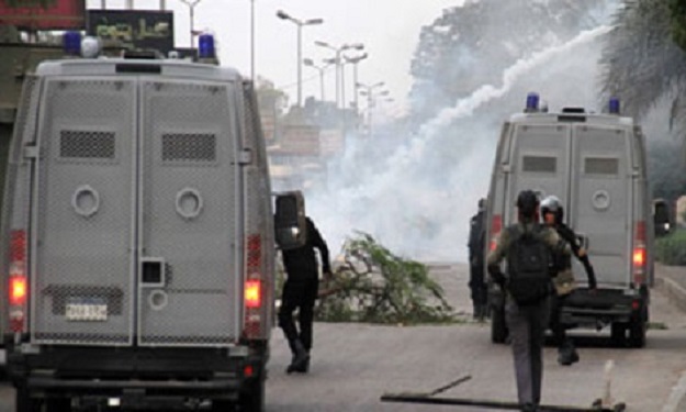 الشرطة تطلق قنابل الغاز علي مسيرة لأنصار الإخوان ب