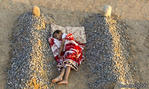 ما حقيقة صورة ''الطفل السوري الراقد بين قبري والدي