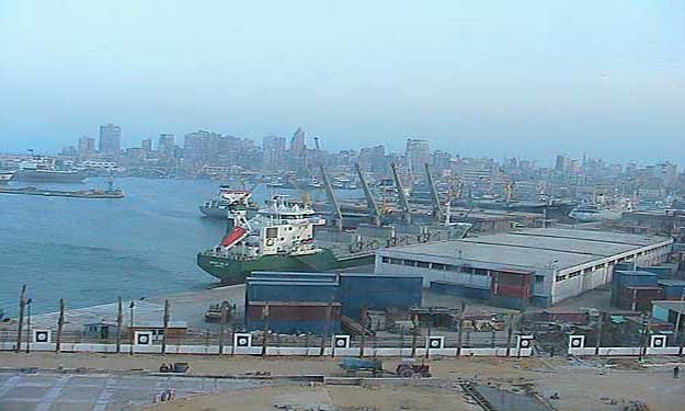 530 شاحنة محملة بالقمح تغادر ميناء الاسكندرية