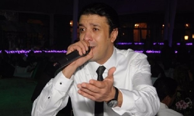 مصطفى كامل يبدأ مؤتمر تيار الاستقلال بأغنية ''تسلم