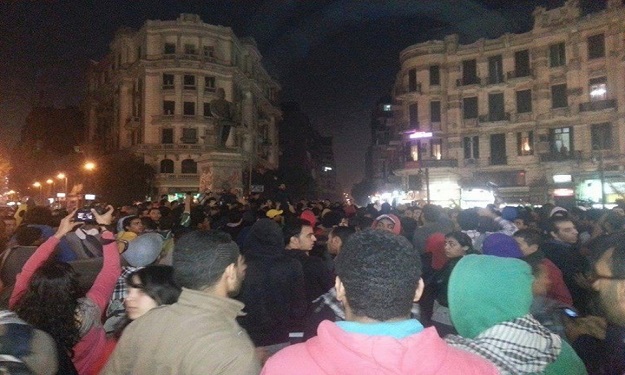 المئات يتظاهرون بطلعت حرب ويهتفون ضد الجيش والداخل