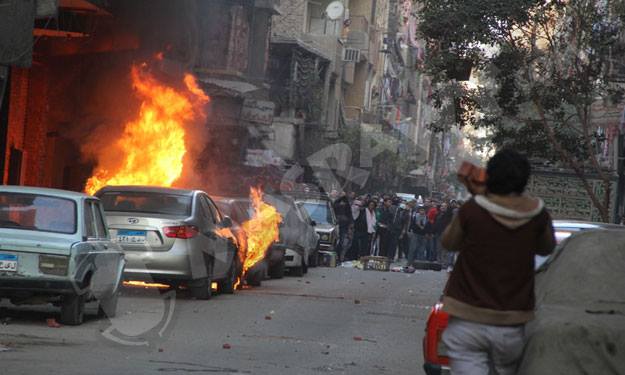 بالفيديو.. أنصار الإخوان يشعلون النيران بسيارة ملا
