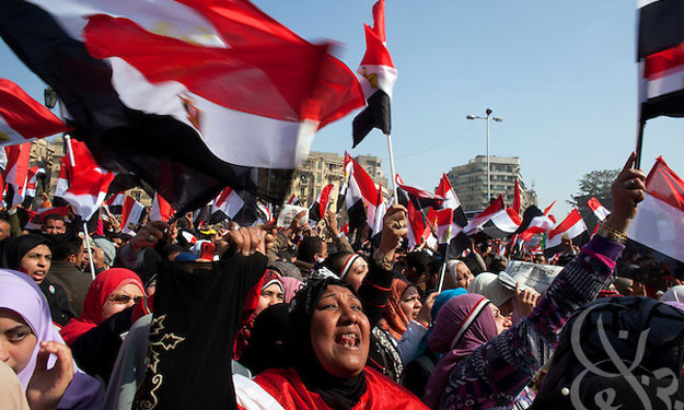 متظاهرون بميدان التحرير يعلقون مشانق رمزية لـبديع 