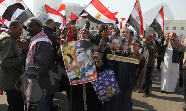 متظاهرو التحرير يعتدون على شخص رفع لافتة مكتوب علي