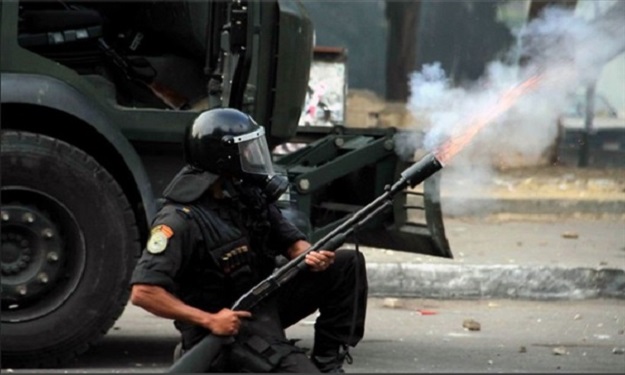 الأمن يطلق الغاز لتفريق مسيرة أنصار الإخوان بمدينة