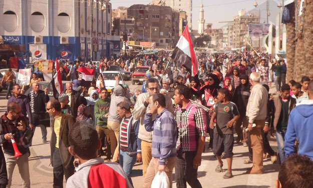  دخول مسيرة من كبار السن لميدان التحرير 