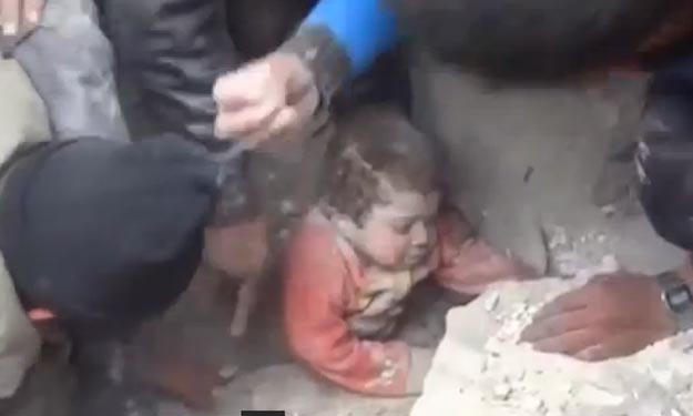 بالفيديو.. إخراج طفلة سورية حية من تحت أنقاض مبنى
