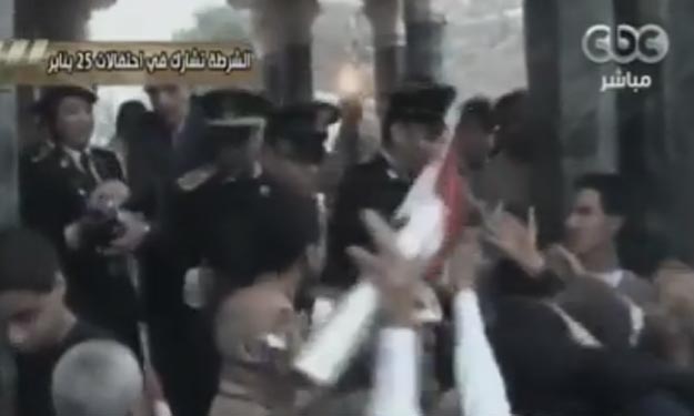 بالفيديو.. شرطة نسائية توزع زجاجات المياه والعصائر