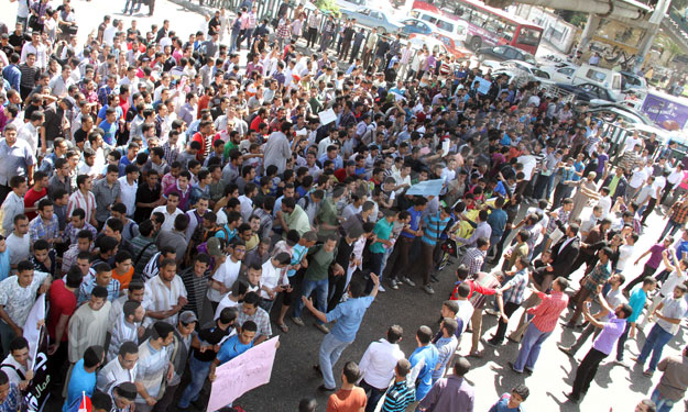 المئات من طلاب الإخوان بالأزهر يتظاهرون داخل المدي