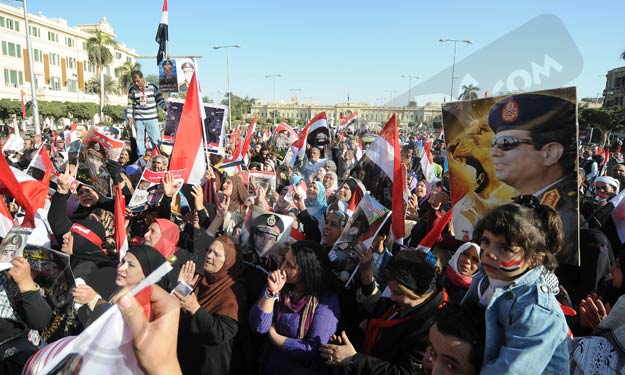 العشرات في التحرير يهتفون لـ''السيسي'' وسط تشديدات