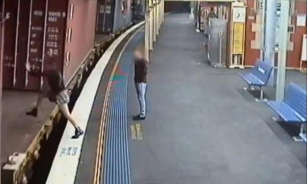 بالفيديو.. امرأة تقع أسفل قطار سائر ولا تصاب بأذى!
