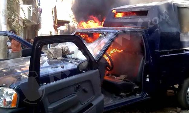 طلاب إخوان يشعلون النيران في سيارة شرطة والأهالي ي