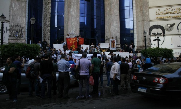 العشرات يتظاهرون أمام نقابة الصحفيين للمطالبة بالإ
