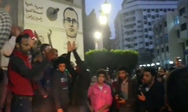 بالفيديو- نشطاء يحرقون الجرائد أمام نقابة الصحفيين