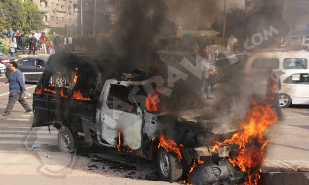 طلاب أنصار الإخوان بالأزهر يشعلون النيران في سيارة