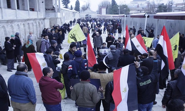 مؤيدو الإخوان يتظاهرون أمام القنصلية المصرية باسطن