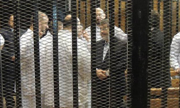 وصول مرسي لأكاديمية الشرطة لحضور محاكمته في أحداث 