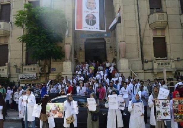 يتظاهر الآن العشرات من طلاب كلية طب القصر العيني