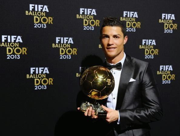 رونالدو حصل على جائزة الكرة الذهبية 2013