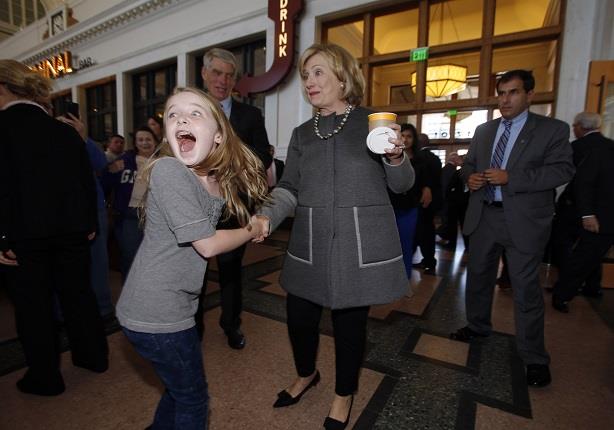 صورة طريفة لطفلة أمريكية لا تصدق أنها رأت هيلاري ك