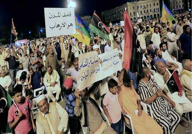 متظاهرون في ميدان الشهداء في طرابلس يطالبون بإسقاط